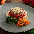 Macarrão à Bolonhesa com molho de tomate artesanal e vegetais